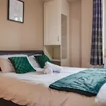 Spacious 2 Bed In City Center - Free Secure Parking