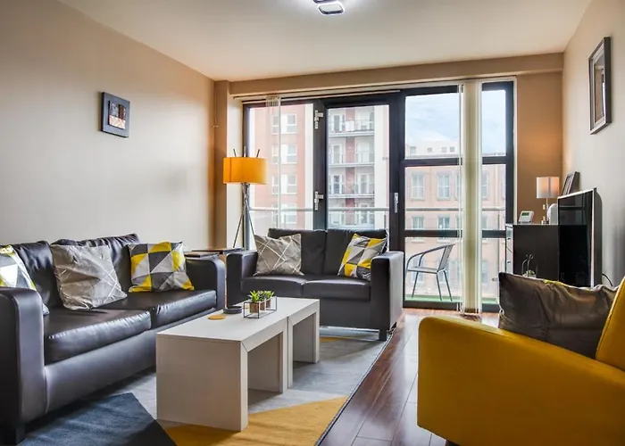 Spacious 2 Bed In City Center - Free Secure Parking