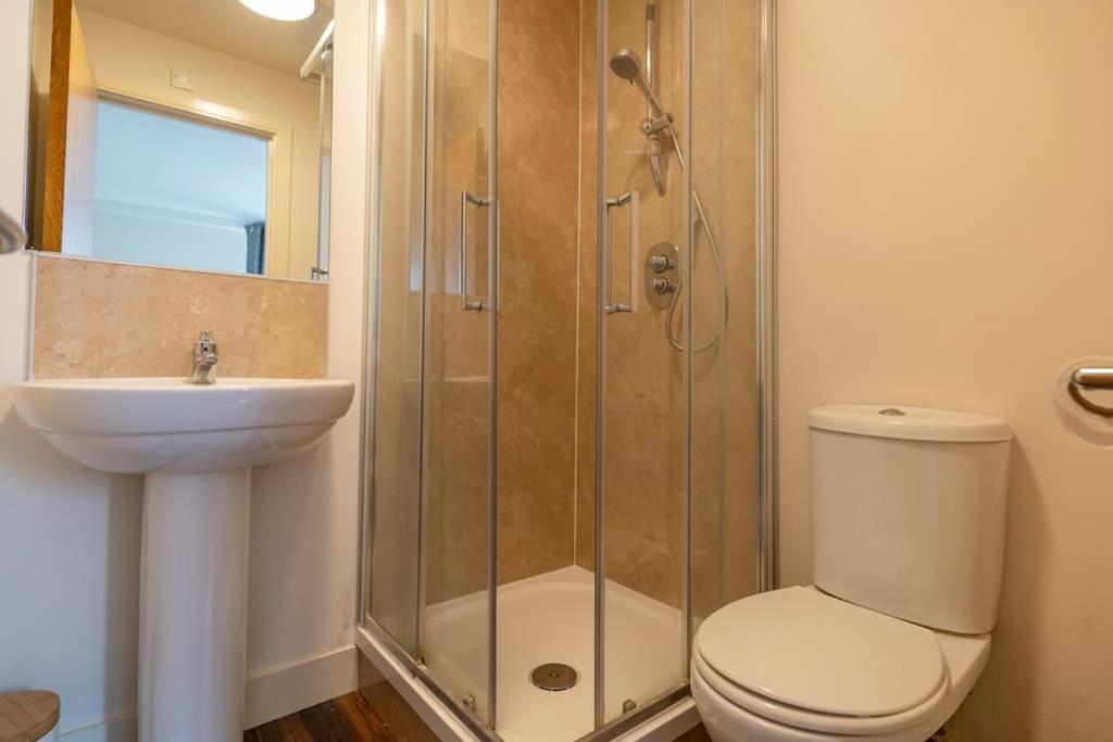 Spacious 2 Bed In Center - Free Secure Parking Apartment