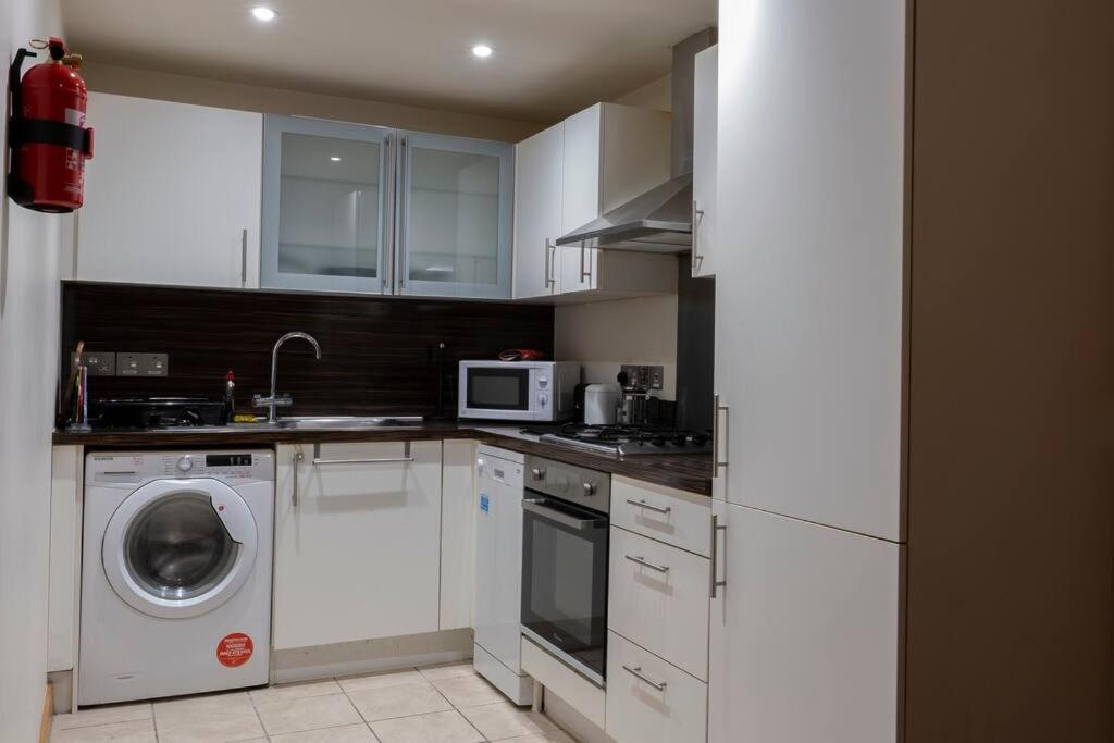 Spacious 2 Bed In Center - Free Secure Parking * Belfast