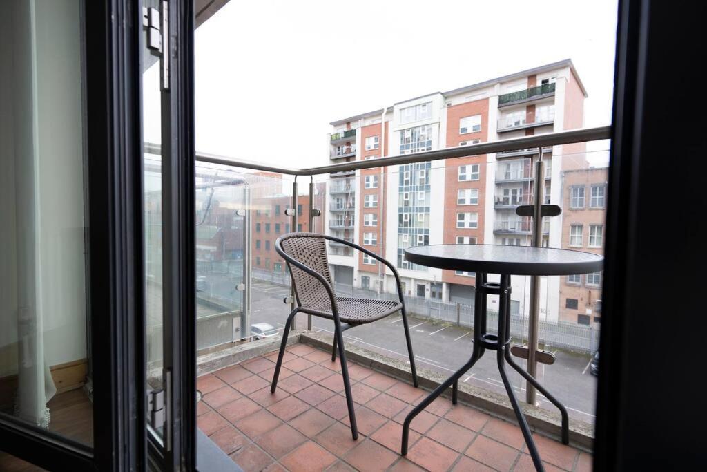 Spacious 2 Bed In Center - Free Secure Parking Apartment