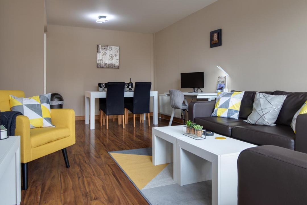 Apartment Spacious 2 Bed In Center - Free Secure Parking *