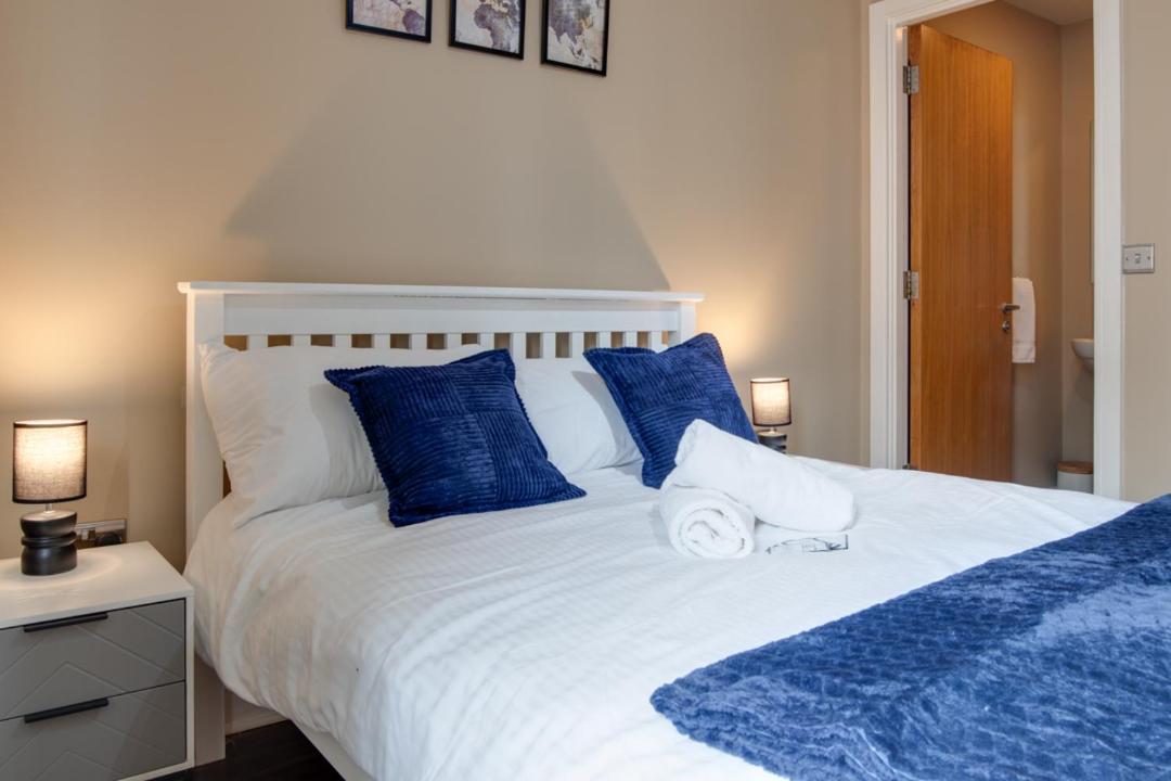 Spacious 2 Bed In Center - Free Secure Parking Apartment *