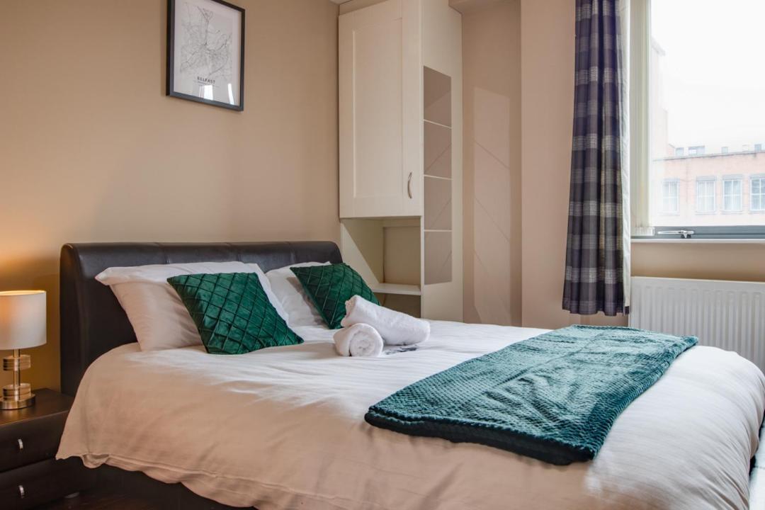 Spacious 2 Bed In Center - Free Secure Parking *