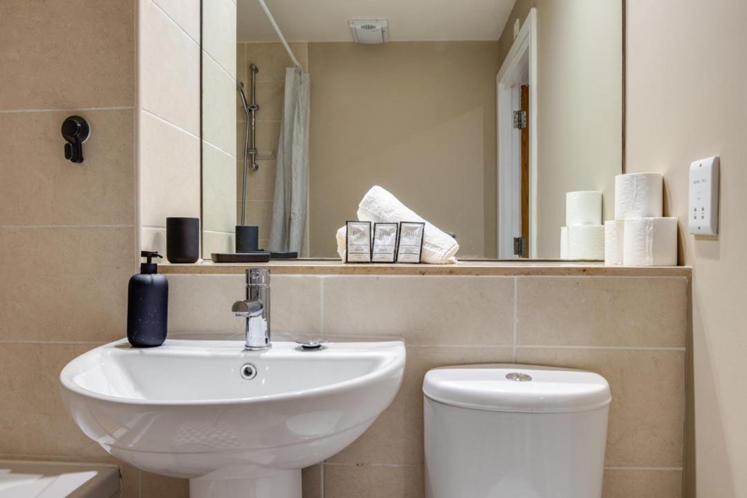 Spacious 2 Bed In Center - Free Secure Parking * Belfast
