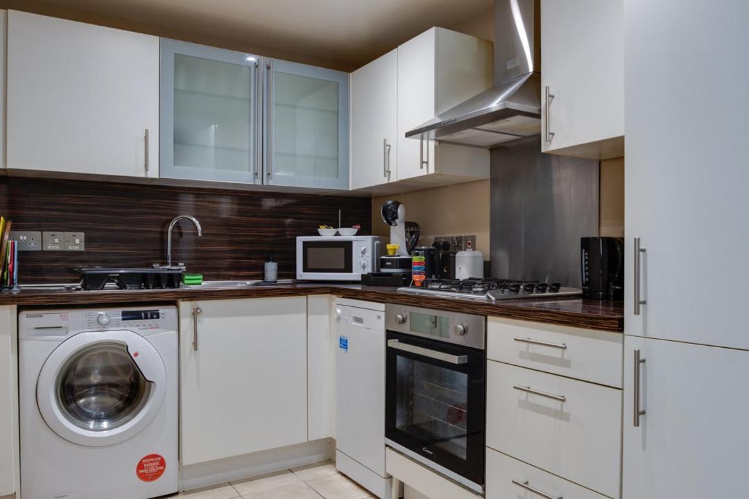 Spacious 2 Bed In Center - Free Secure Parking
