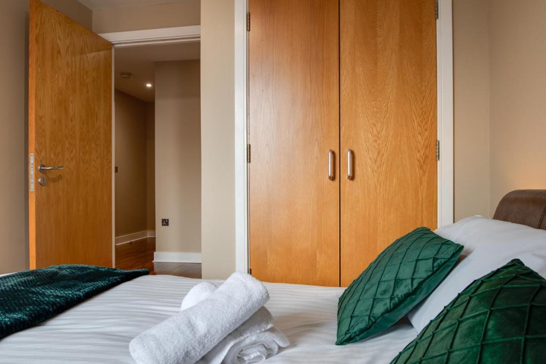 Spacious 2 Bed In Center - Free Secure Parking Apartment Belfast
