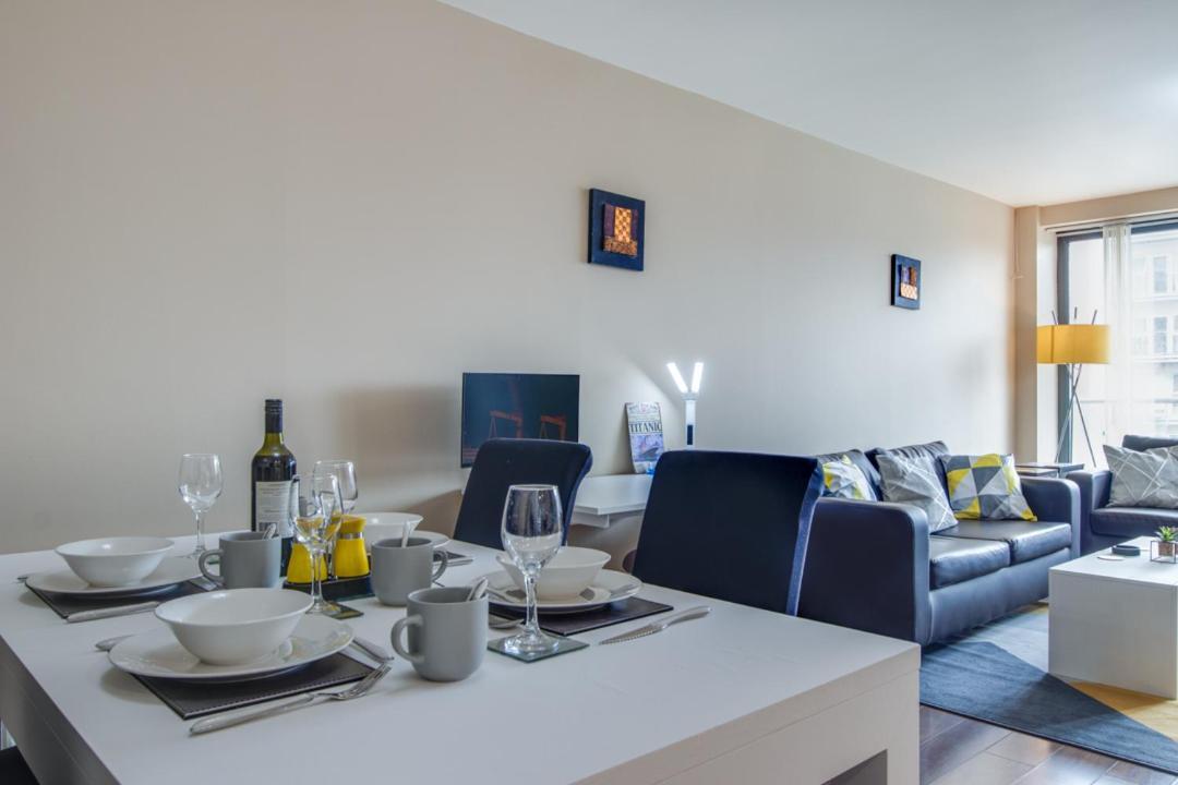 Spacious 2 Bed In Center - Free Secure Parking Apartment
