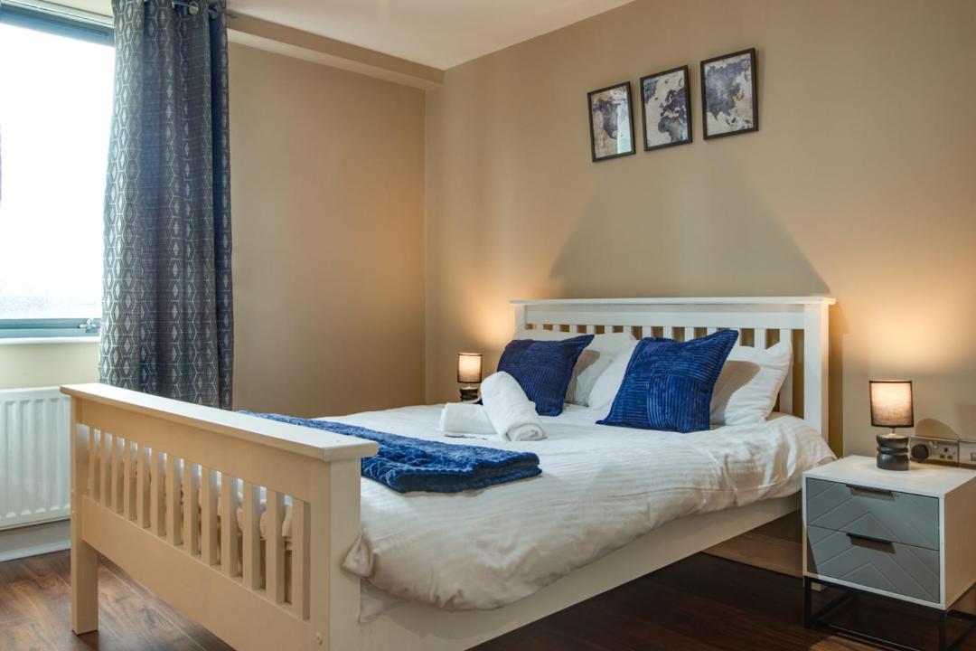 Spacious 2 Bed In Center - Free Secure Parking Apartment *