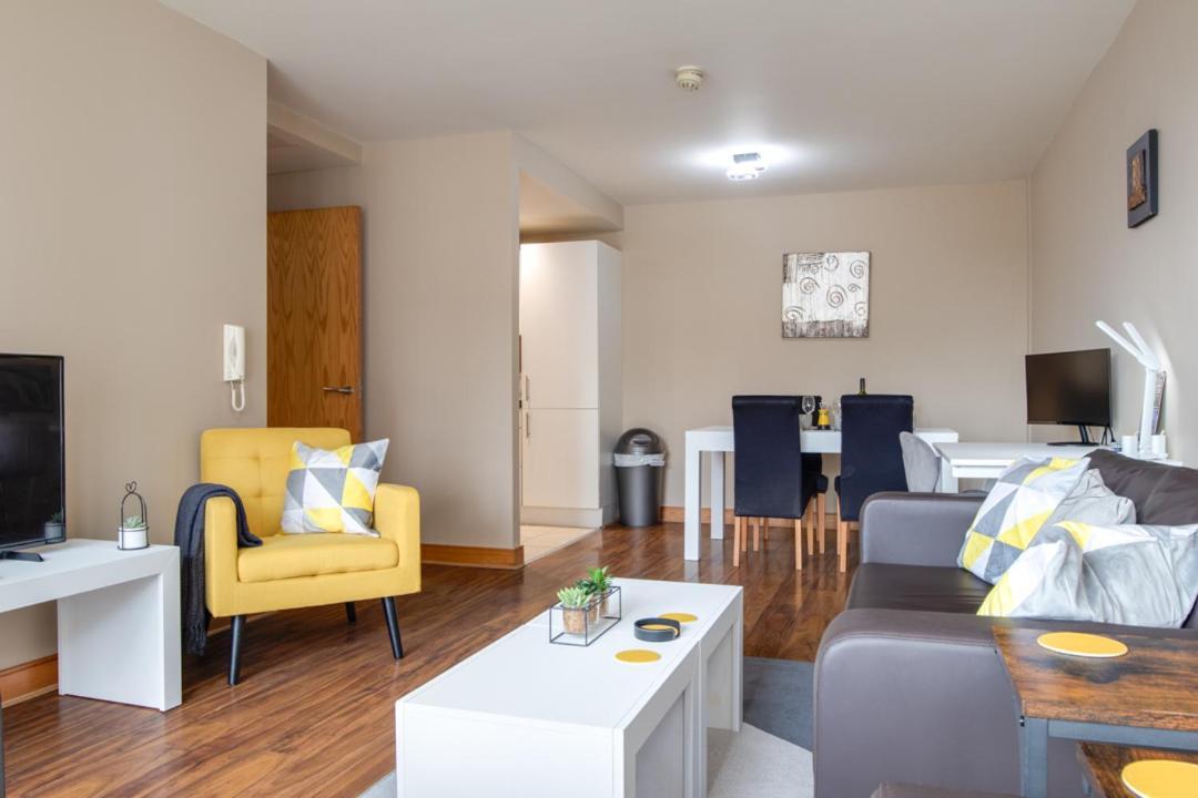 Spacious 2 Bed In Center - Free Secure Parking *