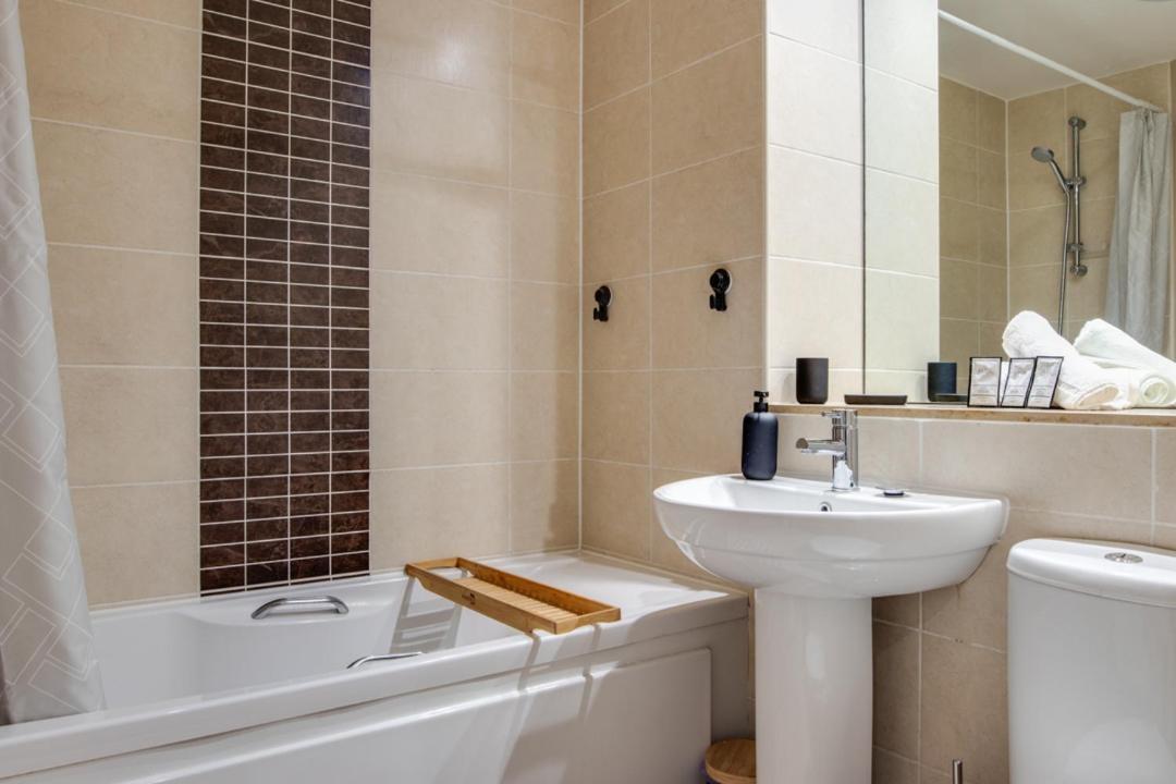 Spacious 2 Bed In Center - Free Secure Parking Apartment