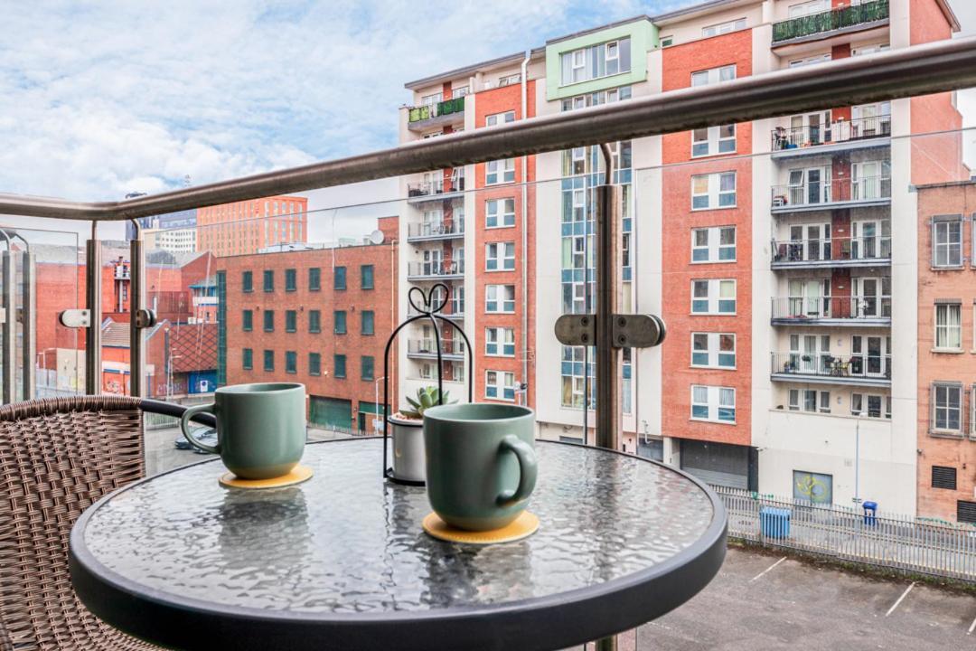 Spacious 2 Bed In Center - Free Secure Parking Apartment *
