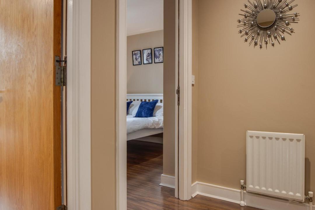 Spacious 2 Bed In Center - Free Secure Parking *