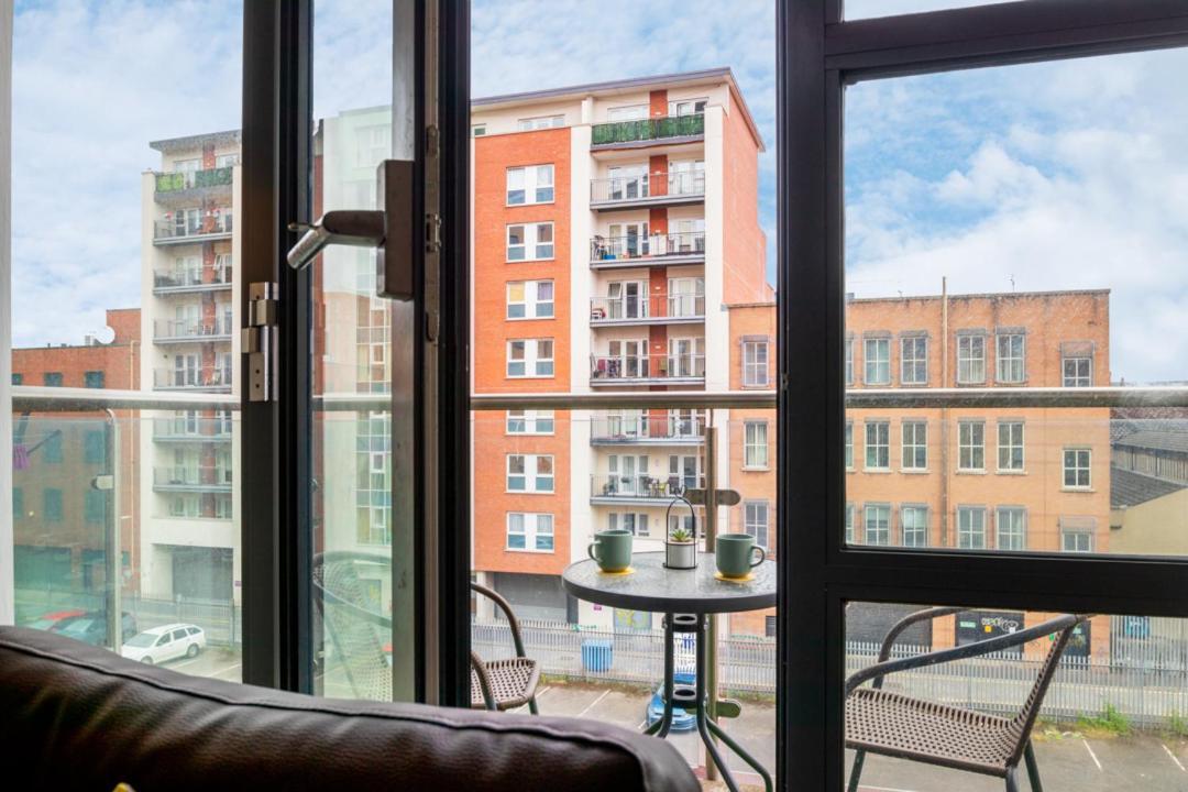 Spacious 2 Bed In Center - Free Secure Parking *