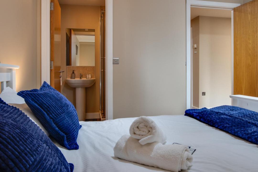 Spacious 2 Bed In Center - Free Secure Parking *